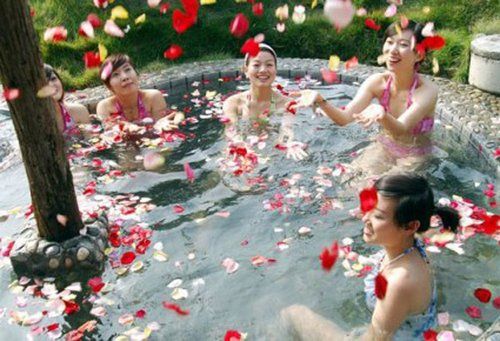 泡温泉美容肌肤抗衰老